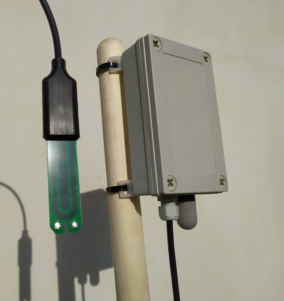 LoRa WAN / WiFi IoT device soil moisture temperature EC sensor, air temperature humidity sensor